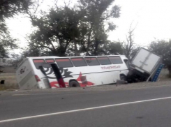 Рейсовый автобус с 33 пассажирами столкнулся с «Газелью» и вылетел в кювет на Ставрополье