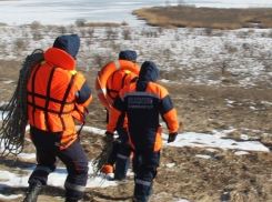 Спасатели «вызволили» из «ледяного плена» выпавшие у рыбака ключи от машины на Ставрополье