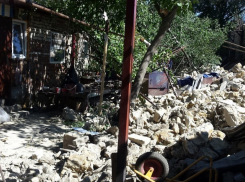Жители дома, во дворе которых обвалилась стена «Инея», еще месяц будут жить в руинах