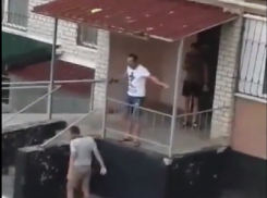 «Не грози 204-му кварталу»: странные уличные разборки у подъезда с пистолетом удивили жителей Ставрополя