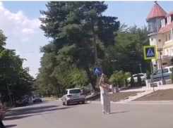 Странную босую женщину, бродящую по проезжей части, сняли на видео пятигорчане