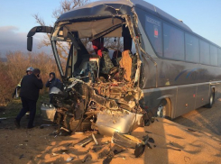 Водитель кисловодского автобуса погиб в страшной аварии с грузовиком на Ставрополье