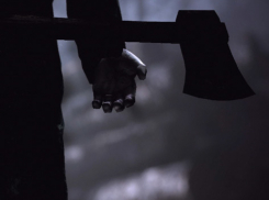 Мужчина зарубил своего родственника топором в кровати