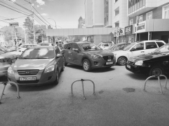 Владелец ресторана «Любаша» отрицает незаконность шлагбаумов на парковке около заведения в Ставрополе