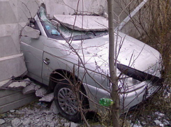В Кисловодске «десятка» вылетела с дороги и врезалась в кирпичную стену
