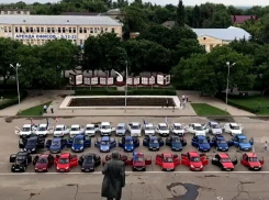 Впечатляющий российский триколор из автомобилей  собрали в день России на Ставрополье