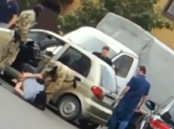 Жесткое задержание двух человек оперативниками в масках попало на видео в Ставрополе