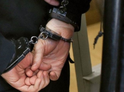 Мужчина пытался задушить полицейского на железнодорожном вокзале в Минводах