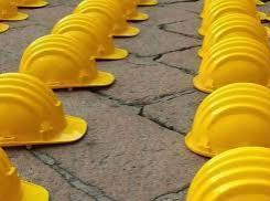 Оставленные без зарплаты пятигорские строители пикетируют офис предпринимателя