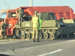 Суровое ДТП по-ставропольски: военный танк въехал в «КамАЗ» под Старомарьевкой
