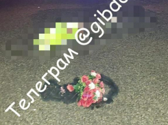 Неизвестного с похоронным венком в руках сбили на Ставрополье