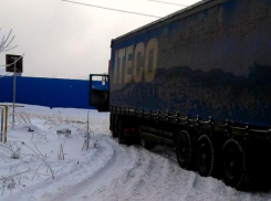 На дорогах Ставрополя образовались пробки из-за увязших в снегу грузовиков