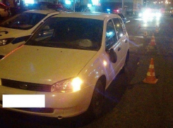 Сбитую водителем «Лады» на «зебре» девушку увезли на «скорой» в больницу в Ставрополе