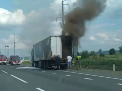 Загоревшаяся фура стала причиной затора на трассе возле Ставрополя