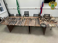 Коллекционные сабли и кинжалы на 2 миллиона рублей пытался провезти в Россию ставрополец