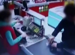 Мошенник-имитатор попал на видео, когда обманывал продавца на кассе на Ставрополье