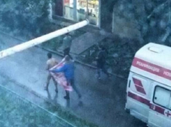   Истекающий кровью голый мужчина убегал по всему двору от фельдшера «скорой помощи» в Пятигорске