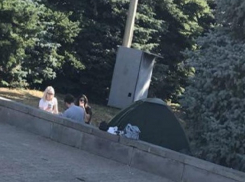 Компания друзей устроила пикник с палаткой на Крепостной горе в Ставрополе 