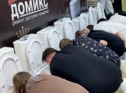 Скандальный конкурс в Ставрополе: участники 10 часов сидят на унитазах и пьют из них игристое