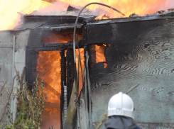 В Благодарненском районе пожарные вытащили из задымленного дома мужчину