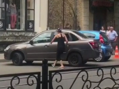  Припарковавшая иномарку на пути трамвая жительница Пятигорска узнала о себе много «нового» от его пассажиров и попала на видео