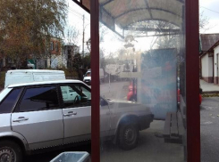 Ставрополец пожаловался на воняющие мусорки и нарушение правил парковки на остановке