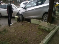 В Ставрополе иномарка пыталась выехать с тротуара, повисла на ступенях и врезалась в «БМВ»