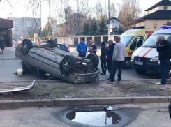 Гонщик на «Мерседесе» снес дерево и перевернулся на улице Ставрополя