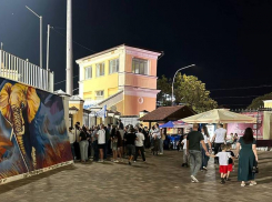 Фанаты «Динамо» в Ставрополе поддержали команду из-за забора стадиона под угрозой БПЛА — яркие кадры