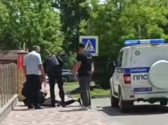 Размахивающего пневматом в центре Ставрополя неадеквата скрутили полицейские