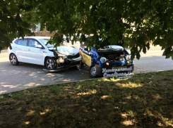Иномарка въехала в такси «Матиз» в Ставрополе
