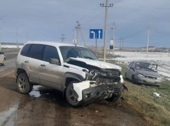 Два ребенка и четыре взрослых госпитализированы после столкновения автомобилей на Ставрополье