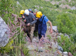Турист из Ставрополя упал в снежную трещину в окрестностях Домбая и повредил голову