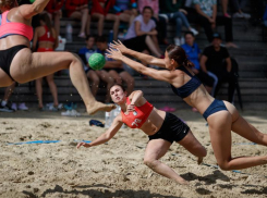 Девушки из Ставрополя и Волгограда выдали спектакль на песке в чемпионате по пляжному гандболу