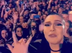 «Зачем показывать козу, когда поешь попсу»: ставропольцы о видео Ёлки на фоне толпы зрителей