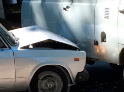 Две отечественные «легковушки» серьезно пострадали в ДТП на одном из перекрестков Кисловодска