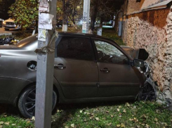 Въехал в стену на скорости и погиб водитель без прав в Пятигорске