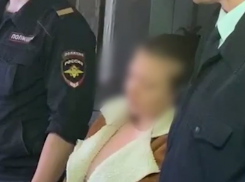 Дело истязавшей и запиравшей в шкафу 7-летнюю девочку девушки передали в суд на Ставрополье  
