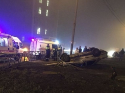 «Легковушка» снесла ограждение и перевернулась на перекрестке в Ставрополе  