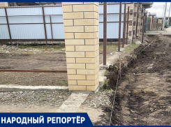Администрация Михайловска прокладывает тротуар в 20 сантиметрах от калитки домов