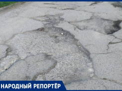 Пробивают шины и портят подвеску: жители Ставрополя жалуются на ямы в переулке