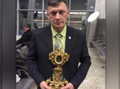 Реликвариум со святыми мощами чудом миновал зону страшной турбулентности