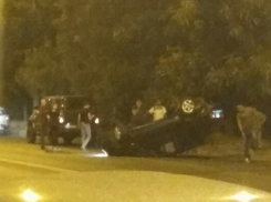 «Легковушка» не «вписалась» в поворот и перевернулась в Ставрополе