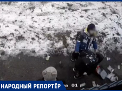 Раскидали мусор и ушли: школьники устроили свалку возле частного дома в Ставрополе