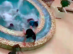 Группа молодых людей искупалась в фонтане торгового центра в Ставрополе