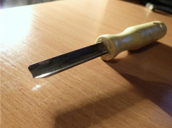 На Ставрополье молодой парень заколол отца стамеской из-за матери