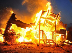 Сильный пожар в доме тушили 16 человек на Ставрополье