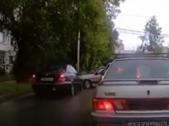 Обгонявший пробку по «встречке» «Мерседес» врезался в ВАЗ на перекрестке в Ставрополе и попал на видео