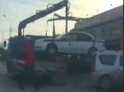 На эвакуаторе оказался патрульный автомобиль ДПС под Пятигорском