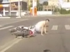 Курьезное ДТП со скутеристом попало на видео в Ставрополе 
